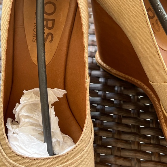 6 1/2 michael Kors tan wedge - Picture 11 of 11